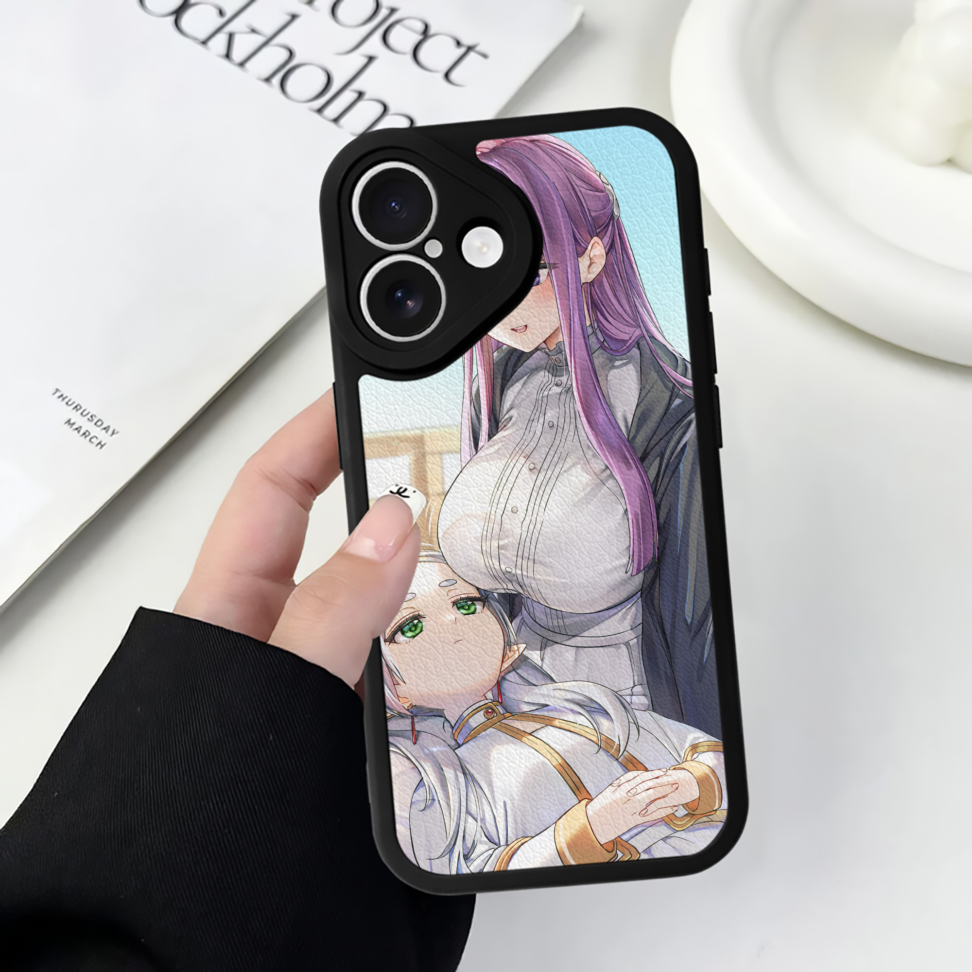 （画像用） 葬送のフリーレン Frieren 【iPhone 16シリーズ対応】シリコンスマホケース（レザー調） 材質：シリコン